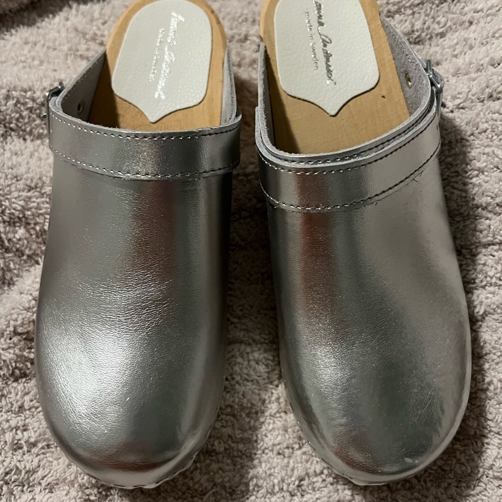 NEW Hannah Anderson Silver Leather Clogs